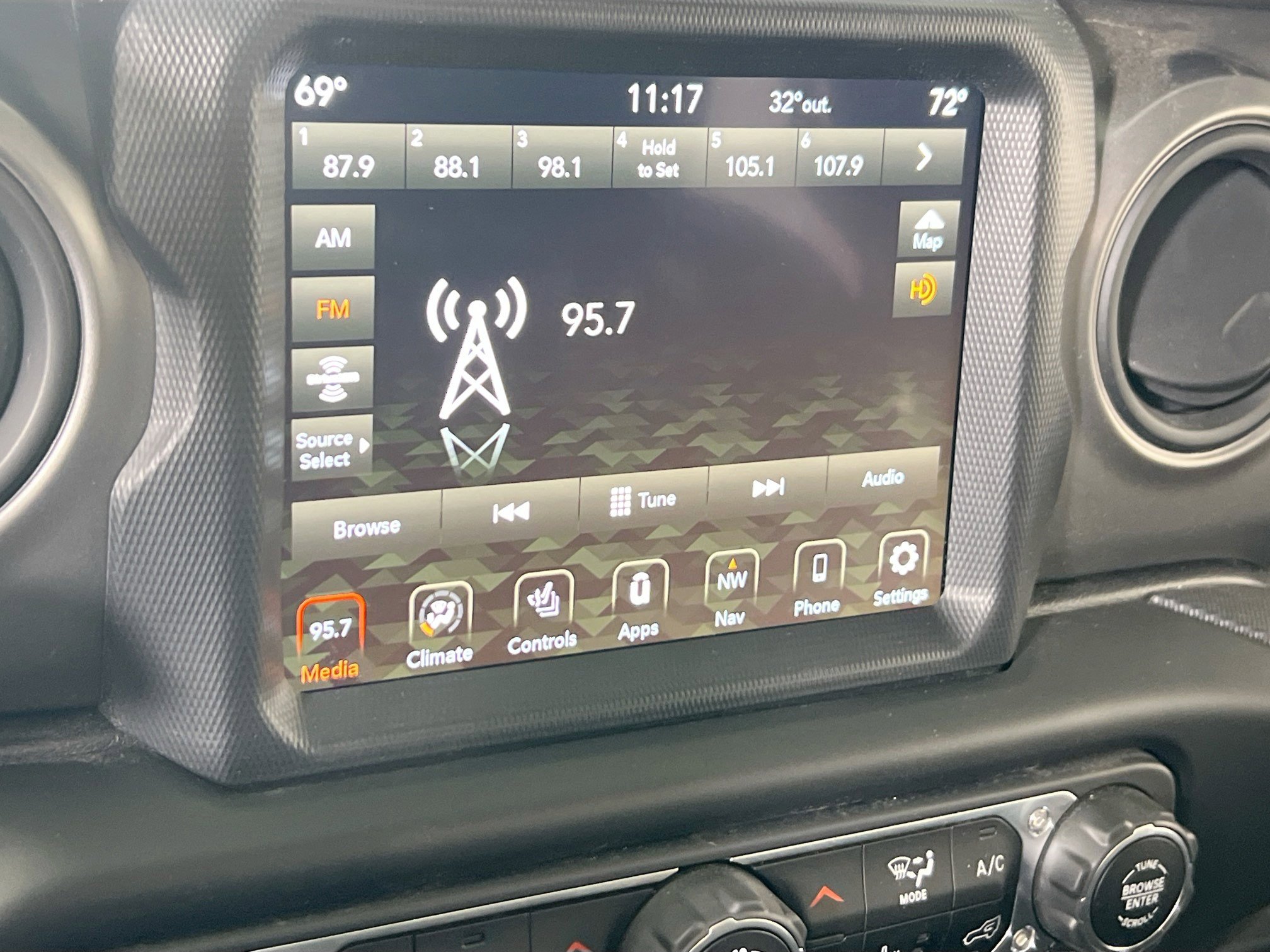 Used 2022 Jeep Gladiator Willys image 15