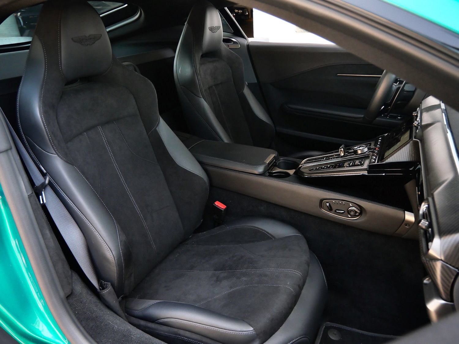 Used 2025 Aston Martin V8 Vantage Coupe RWD image 12