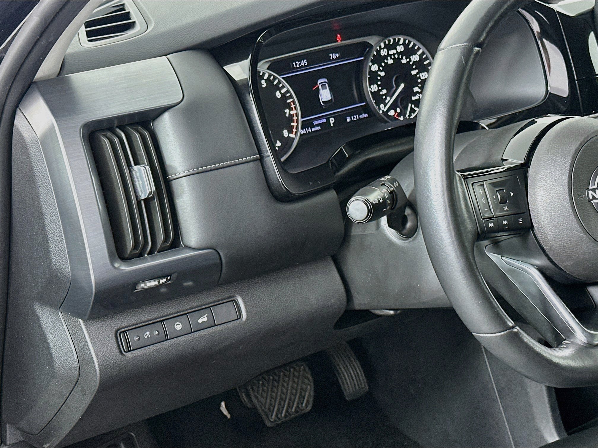 Used 2023 Nissan Pathfinder SL w/ Black Appearance Package FWD image 17