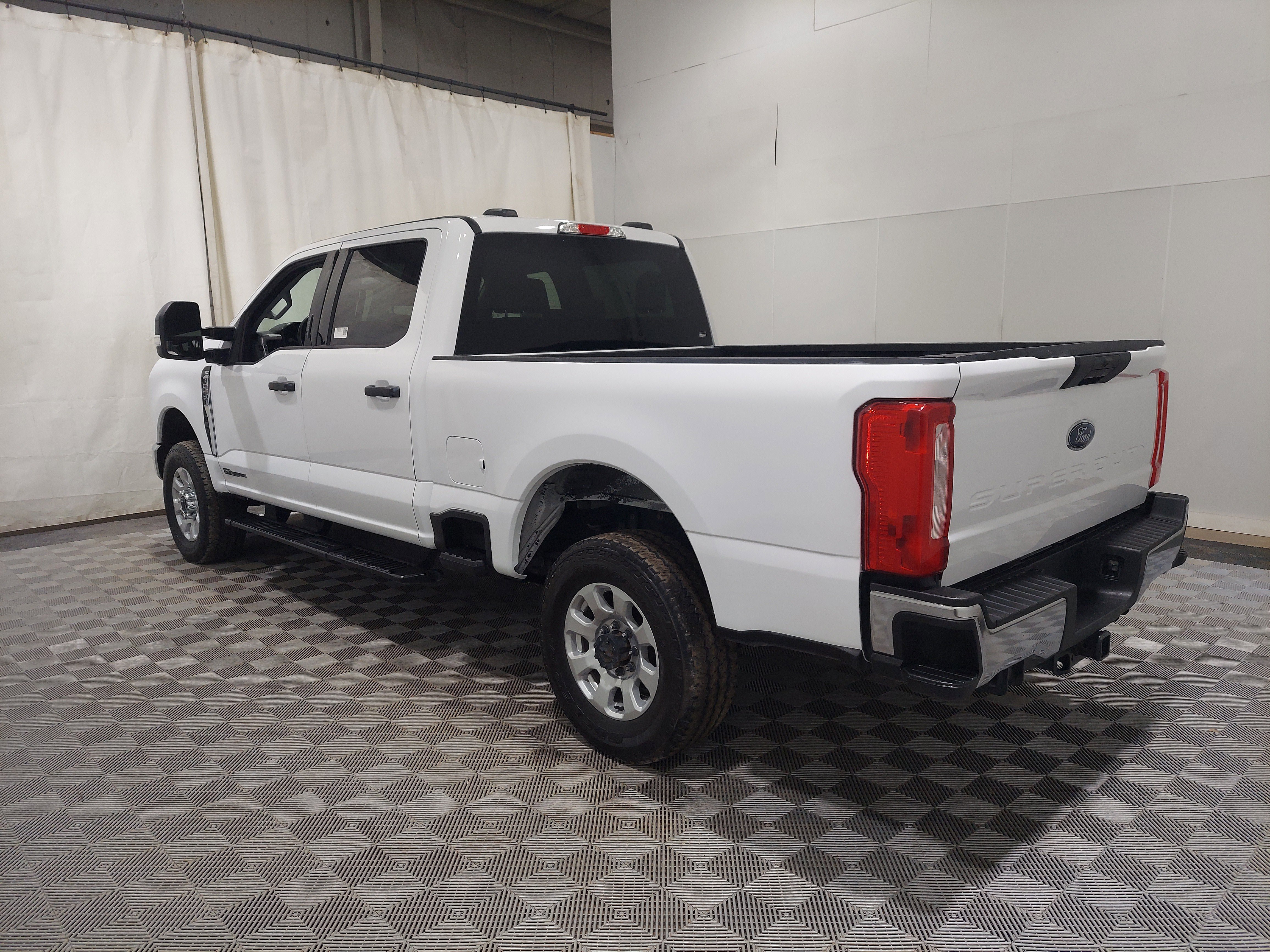 Used 2024 Ford F250 XLT AWD/4WD image 2