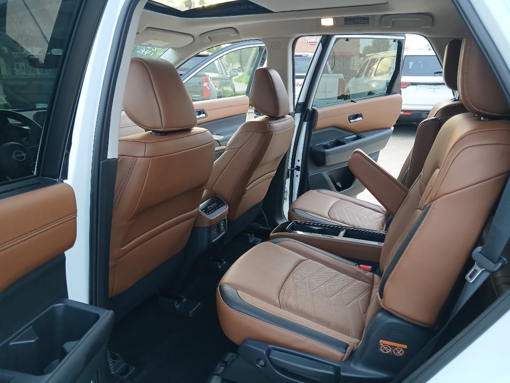Used 2025 Nissan Pathfinder Platinum FWD image 19
