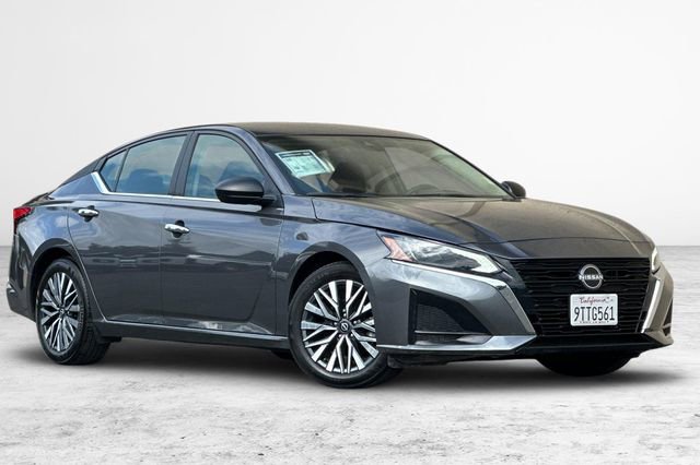 Used 2025 Nissan Altima 2.5 SV FWD image 2