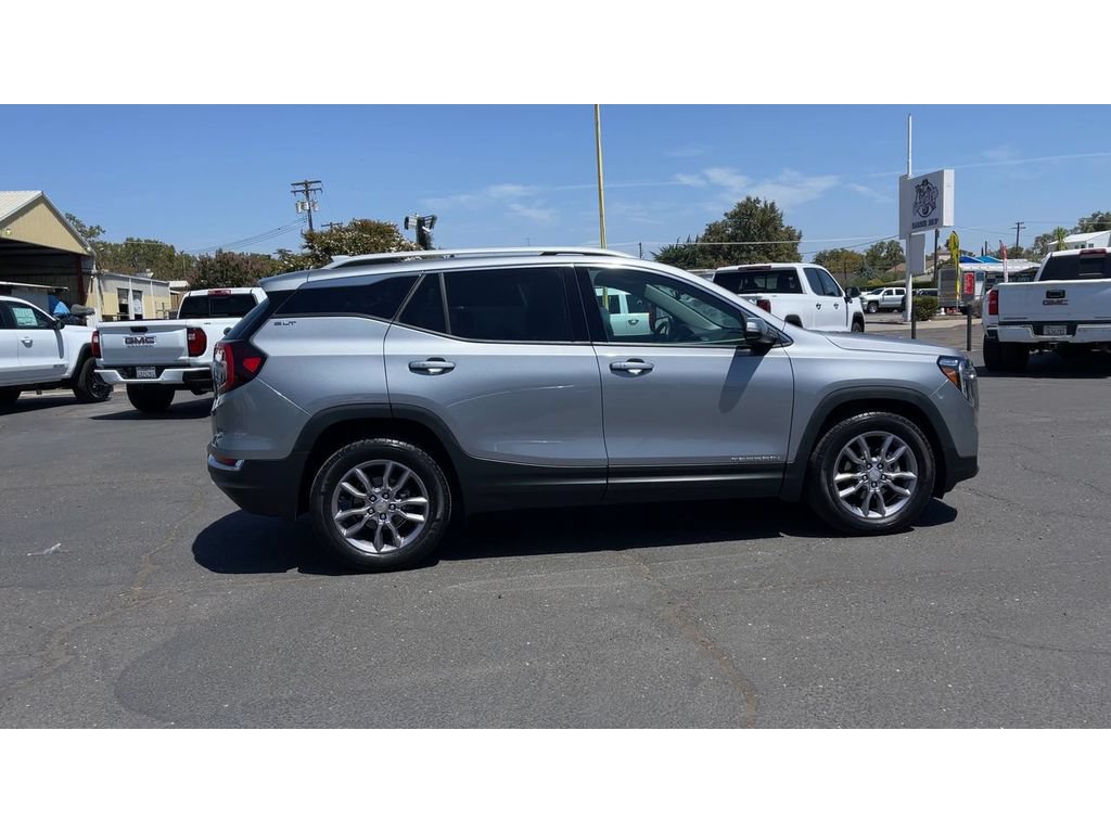 Certified 2024 GMC Terrain SLT FWD image 3