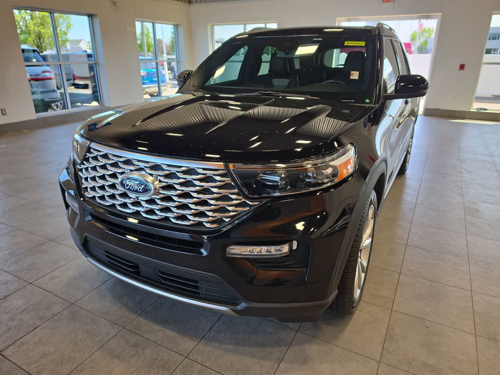 Used 2023 Ford Explorer Platinum w/ Technology Package AWD/4WD image 2
