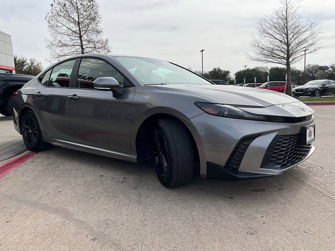 Used 2025 Toyota Camry SE image 4