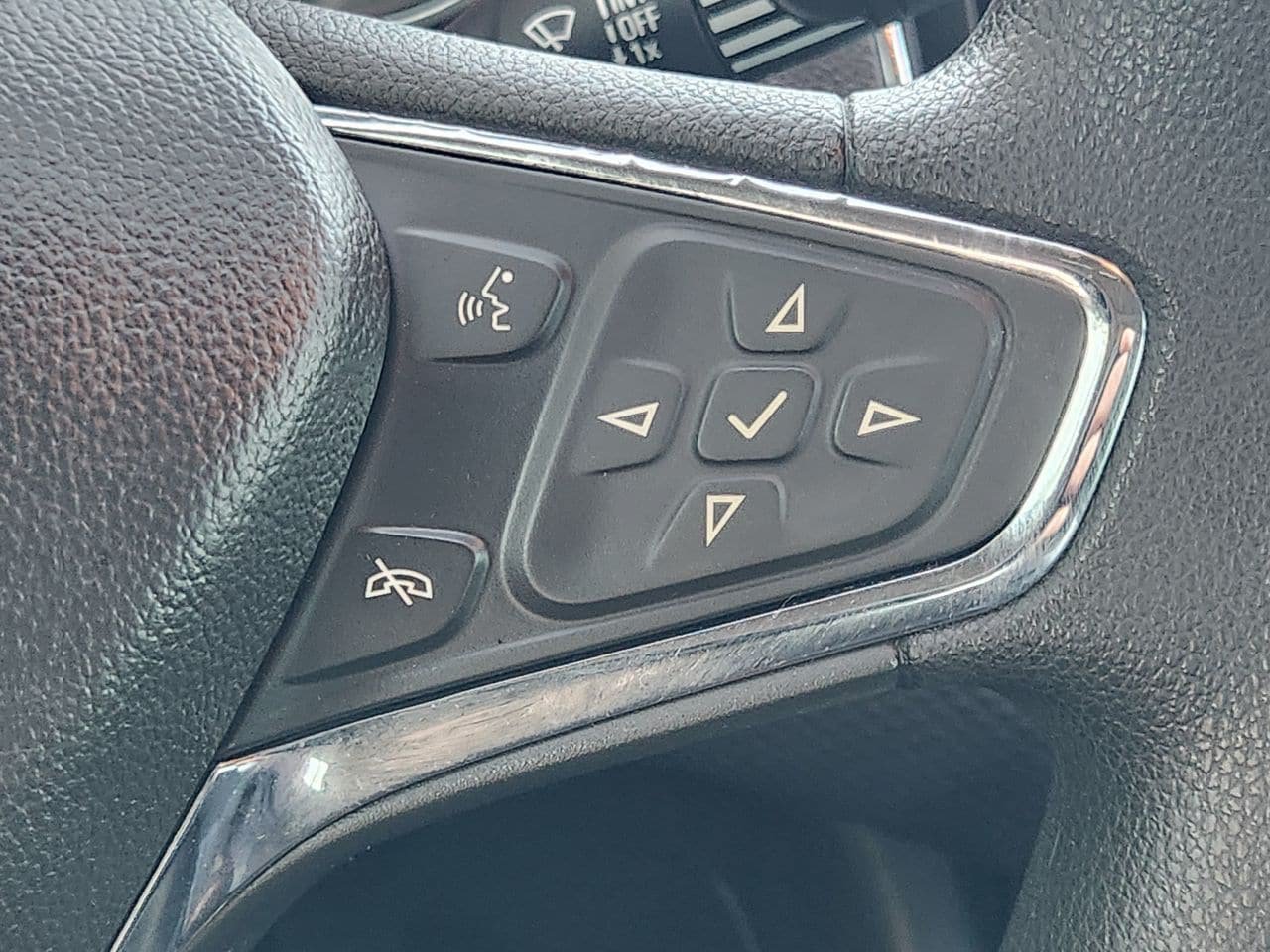 Used 2017 Chevrolet Cruze LT w/ Sun And Sound Package FWD image 28