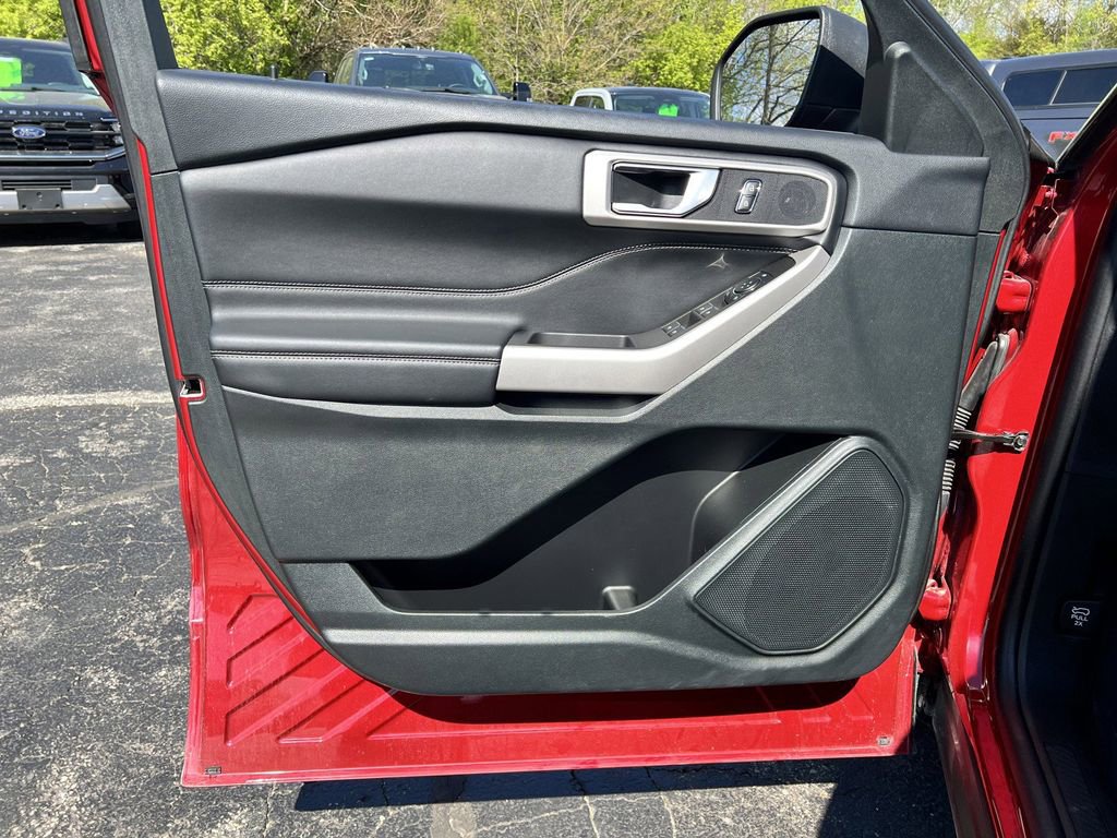 Used 2024 Ford Explorer XLT w/ Equipment Group 202A AWD/4WD image 11