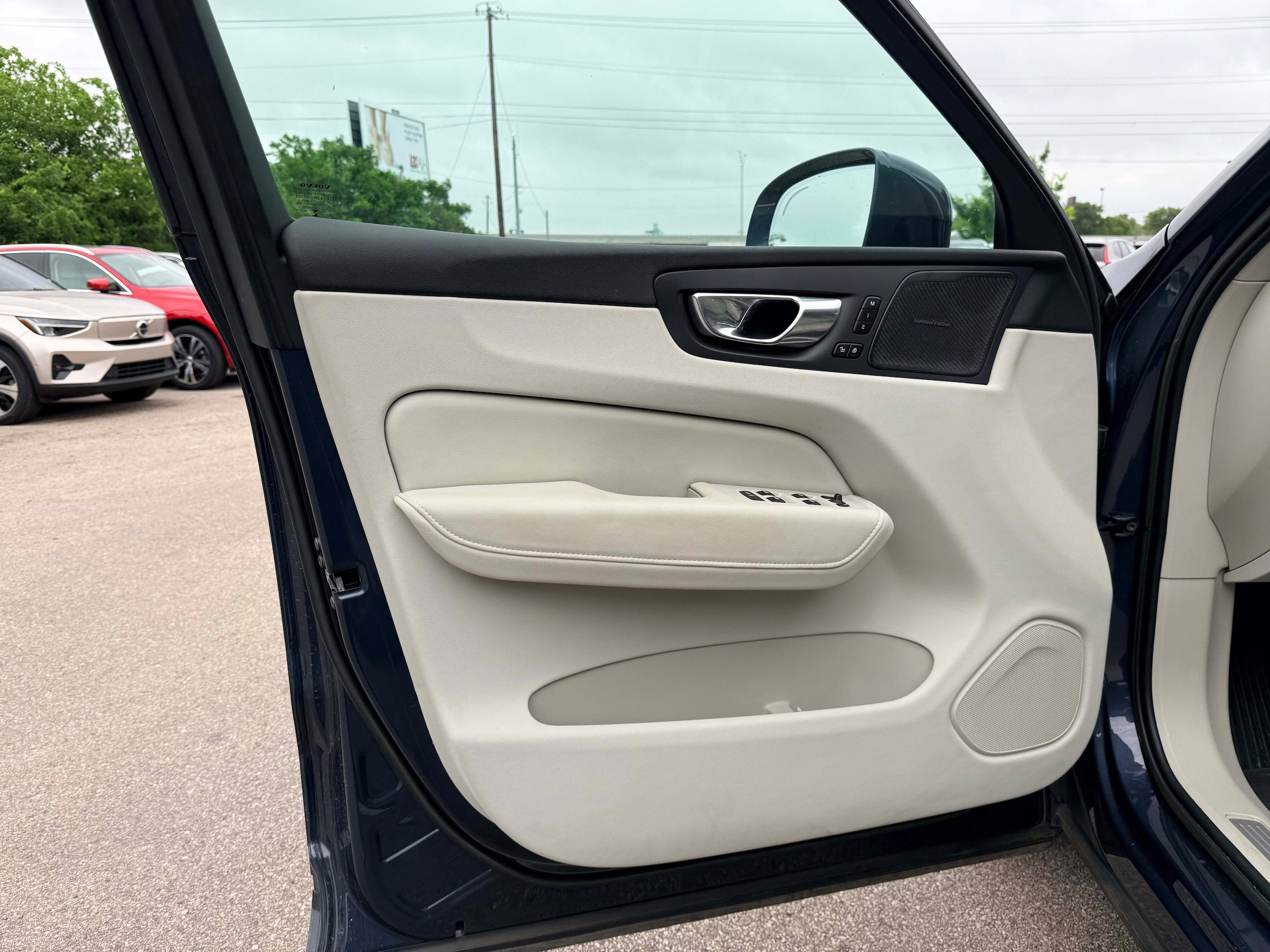 Certified 2023 Volvo XC60 B5 Plus w/ Climate Package FWD image 8