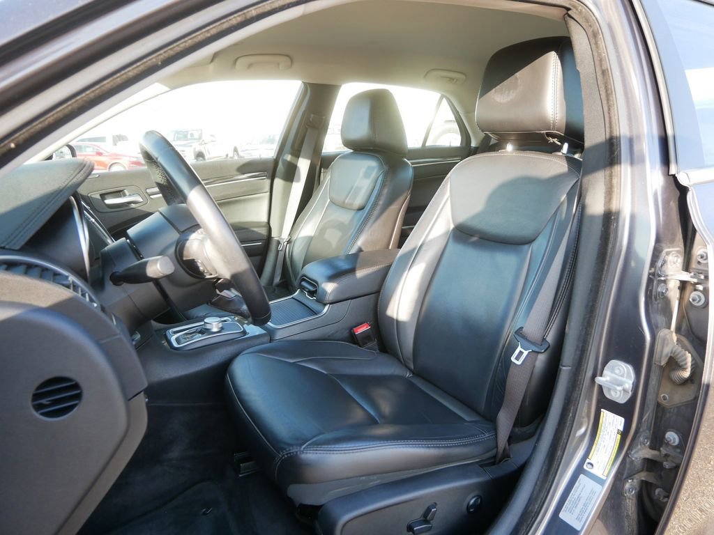 Used 2017 Chrysler 300 Limited AWD/4WD image 9