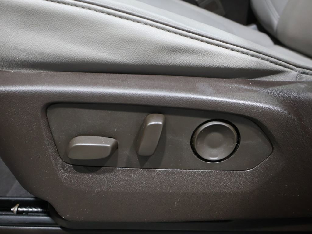 Used 2024 GMC Yukon XL SLT image 13