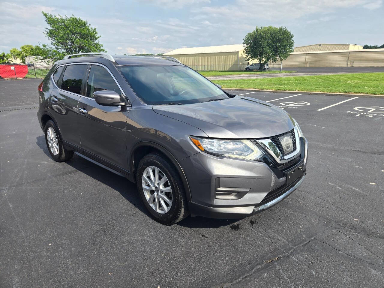 Used 2017 Nissan Rogue SV w/ Sun & Sound Touring Package FWD image 4