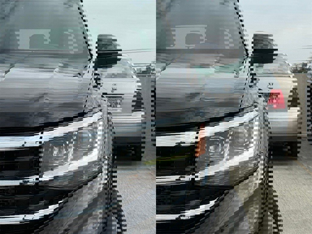 Used 2023 Volkswagen Atlas Cross Sport SE w/ Panoramic Sunroof Package image 3