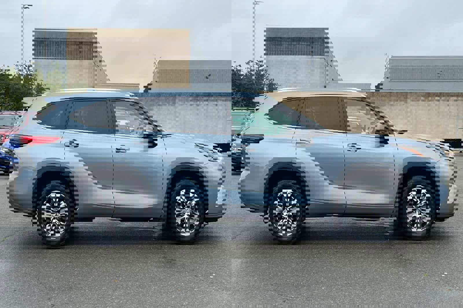 Used 2023 Toyota Highlander L image 6