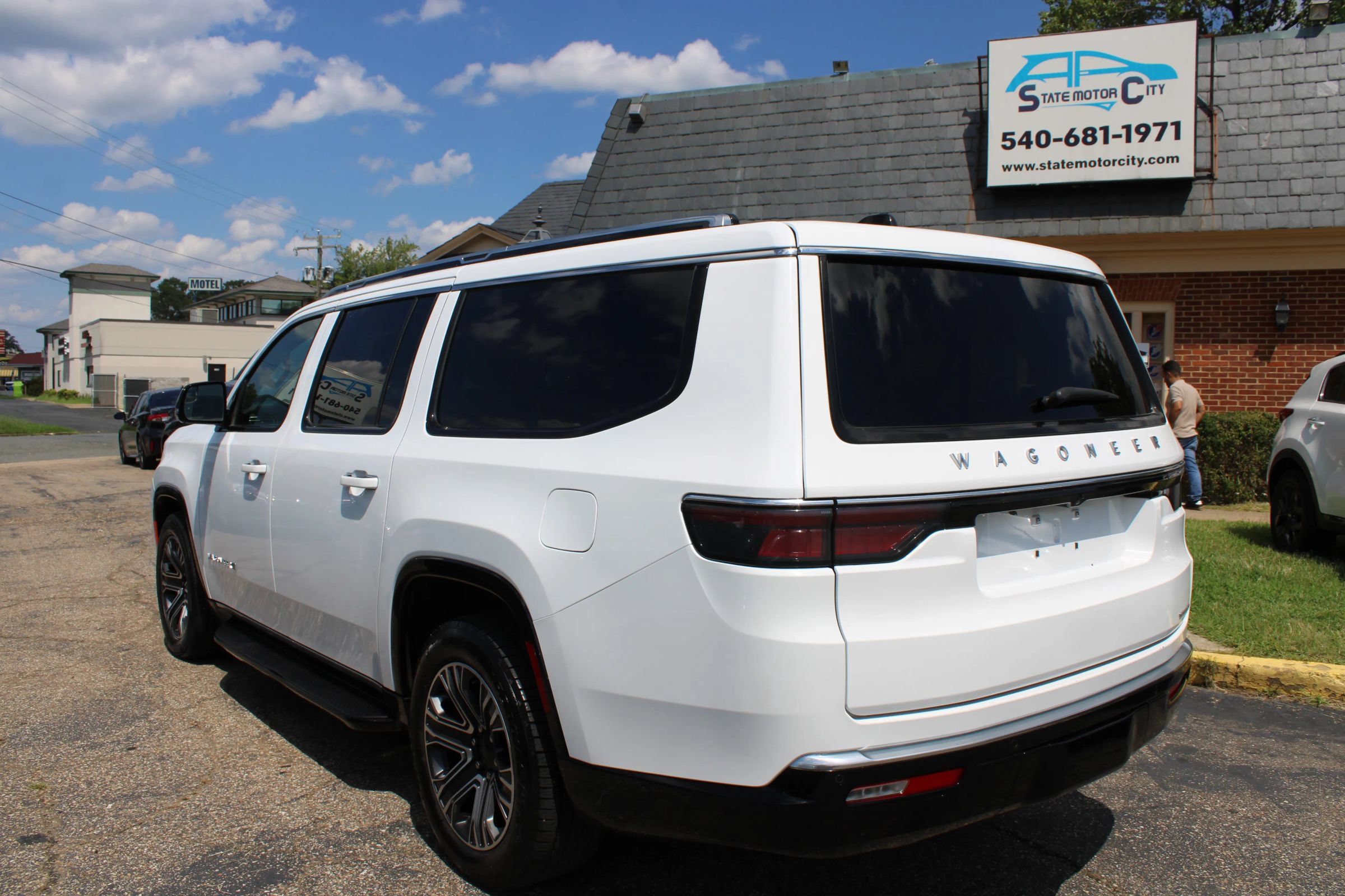 Used 2024 Jeep Wagoneer L Series II w/ Flexible Seating Group AWD/4WD image 2