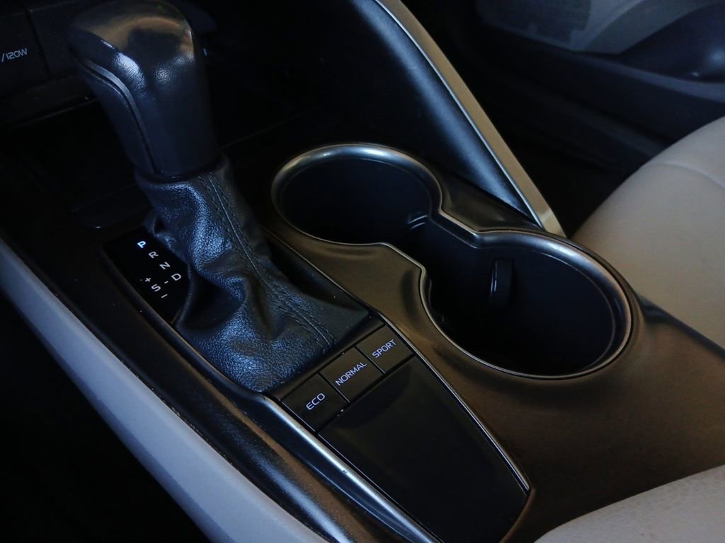 Used 2022 Toyota Camry SE image 19