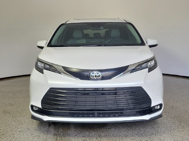 Used 2026 Toyota Sienna XLE FWD image 3