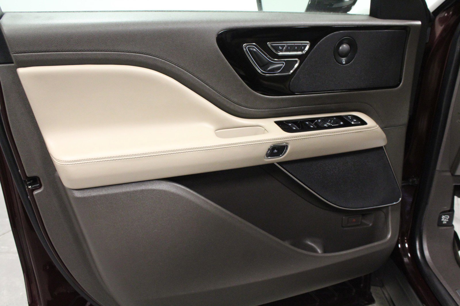 Used 2022 Lincoln Aviator Reserve w/ Equipment Group 201A image 11