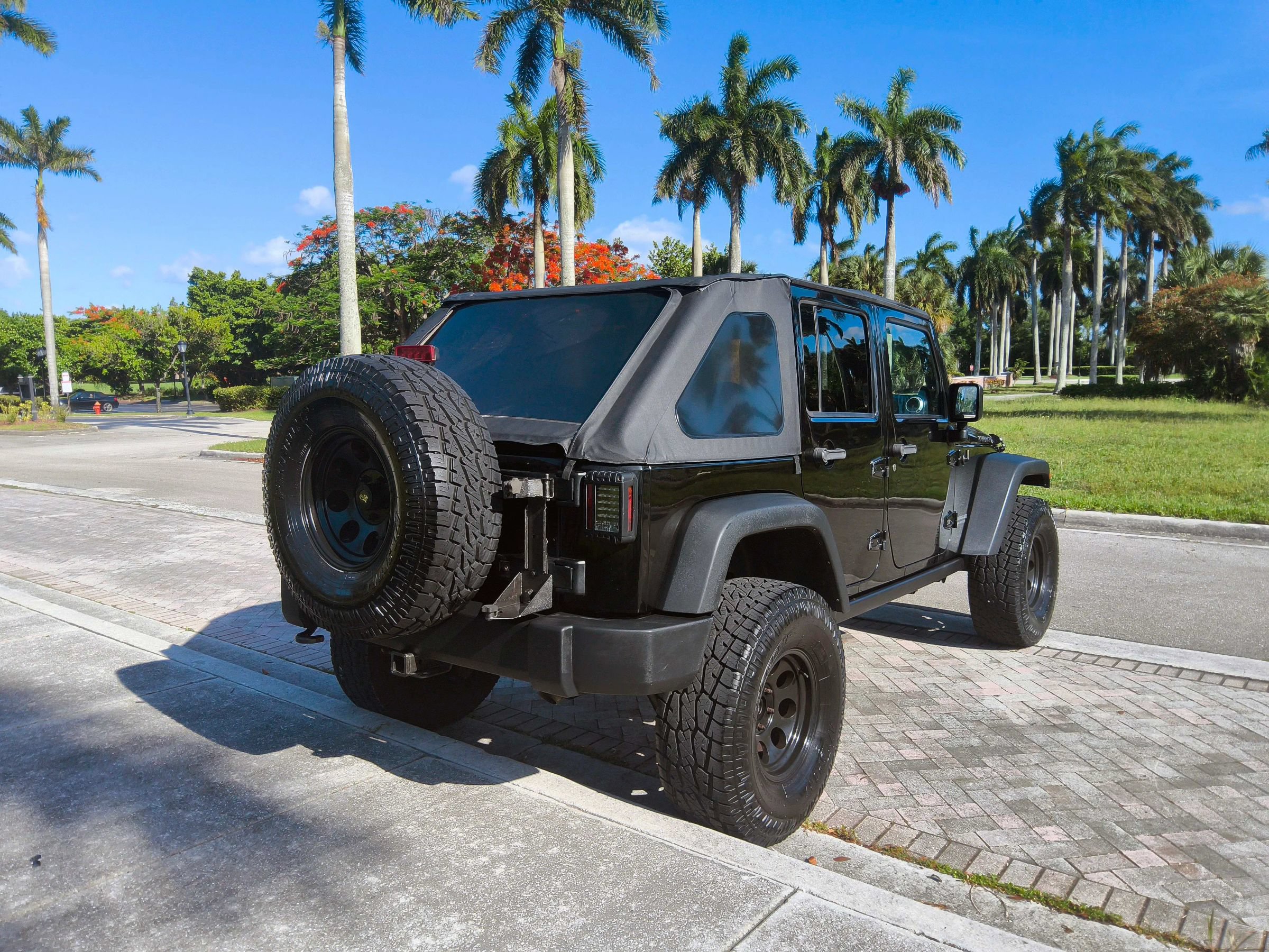 Used 2014 Jeep Wrangler Unlimited Rubicon w/ Connectivity Group AWD/4WD image 17