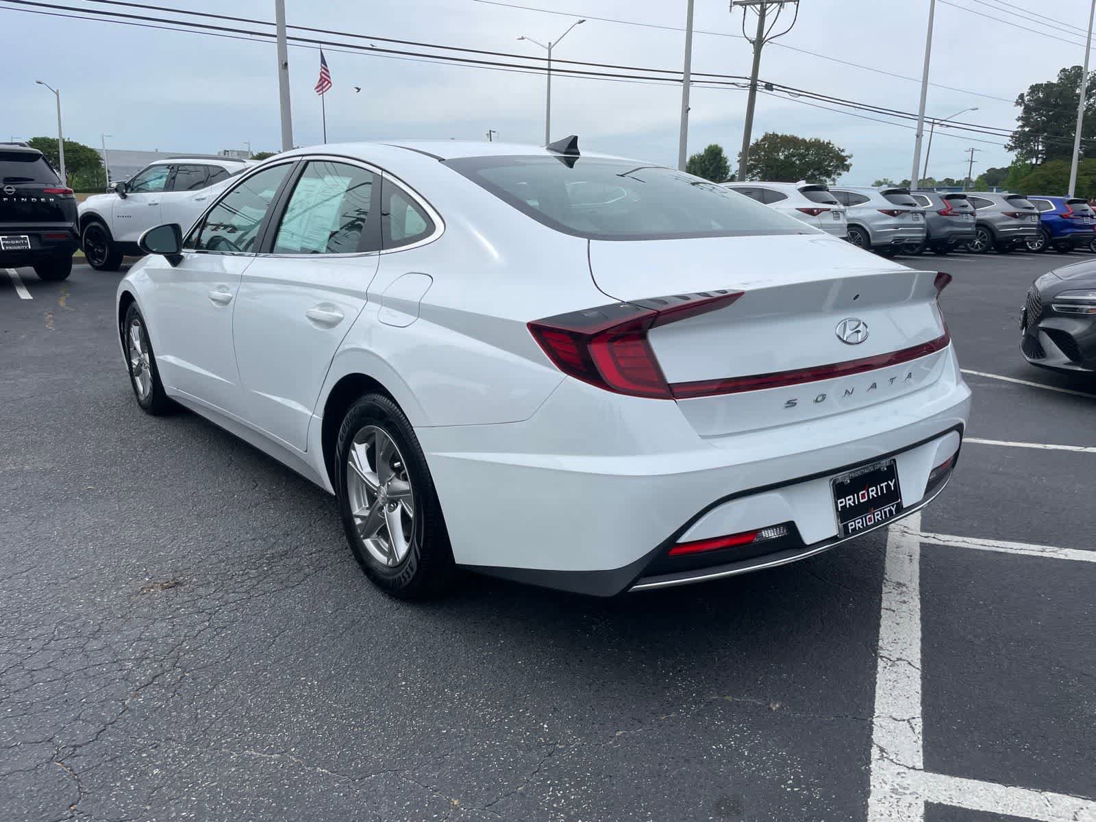 Used 2022 Hyundai Sonata SE w/ Preferred Accessory Package FWD image 3