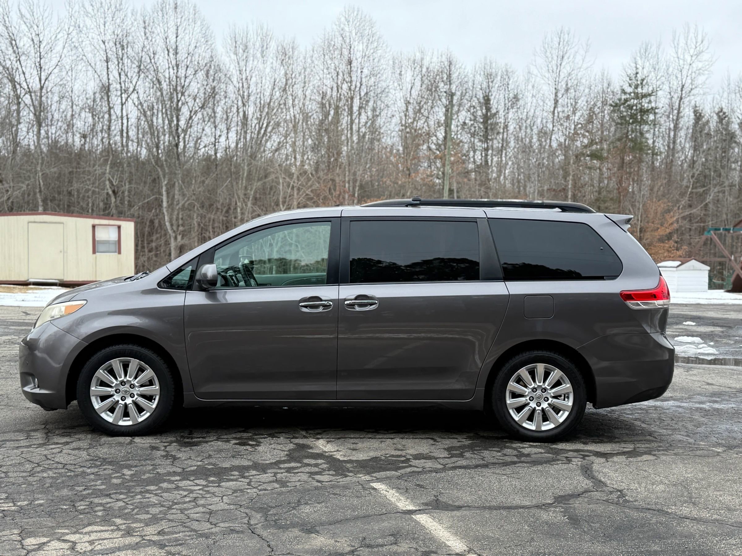 Used 2011 Toyota Sienna Limited w/ Premium Pkg AWD/4WD image 7