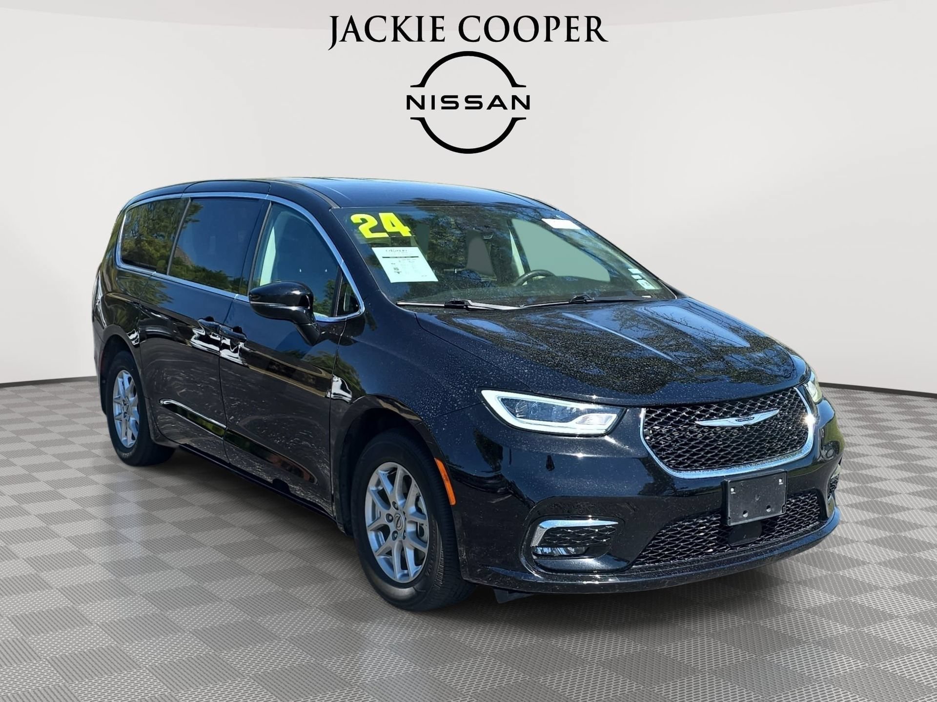 Used 2024 Chrysler Pacifica Touring-L FWD image 3