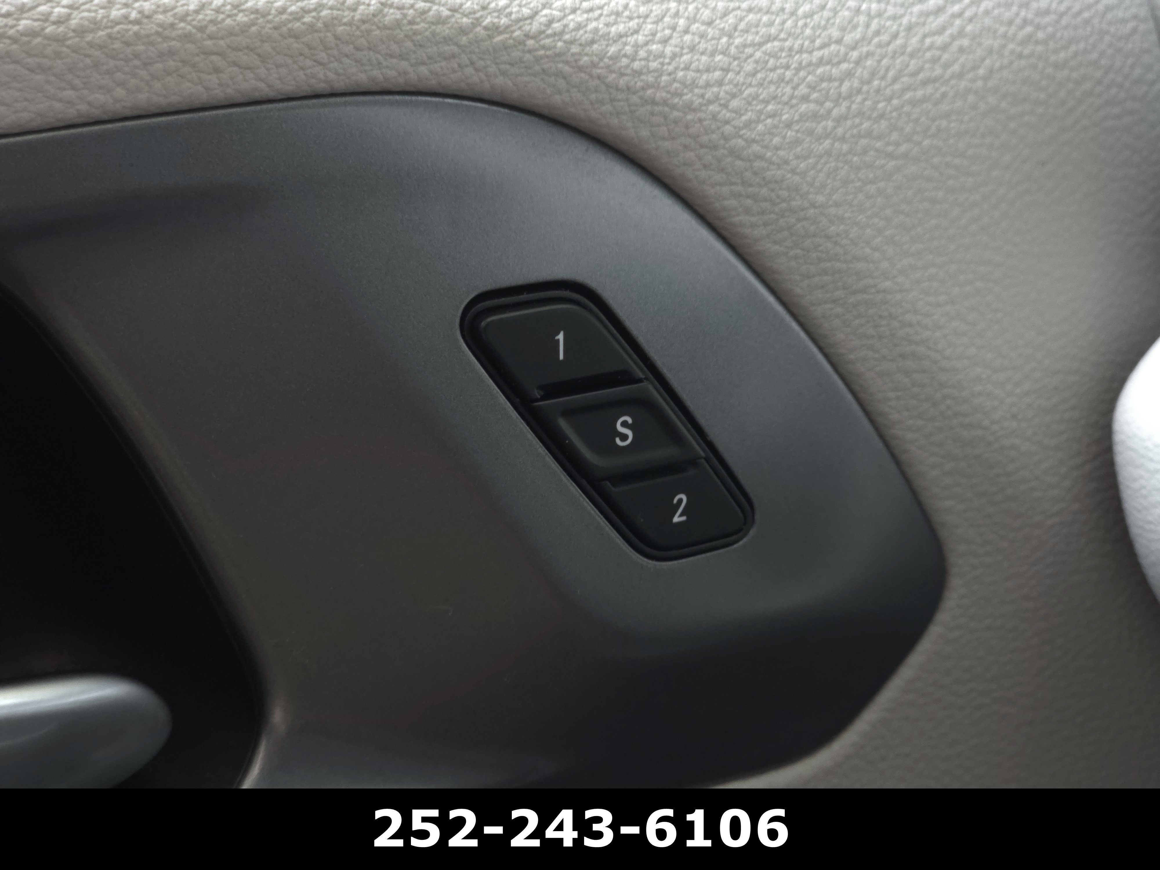 Used 2024 Chrysler Pacifica Touring-L FWD image 12