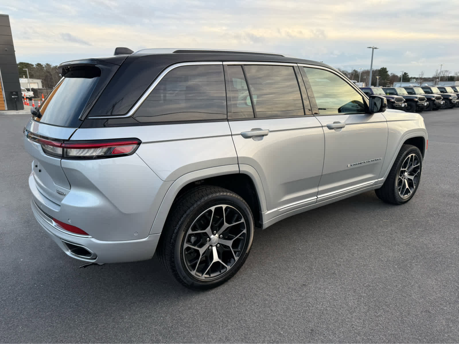 Used 2023 Jeep Grand Cherokee Summit image 10