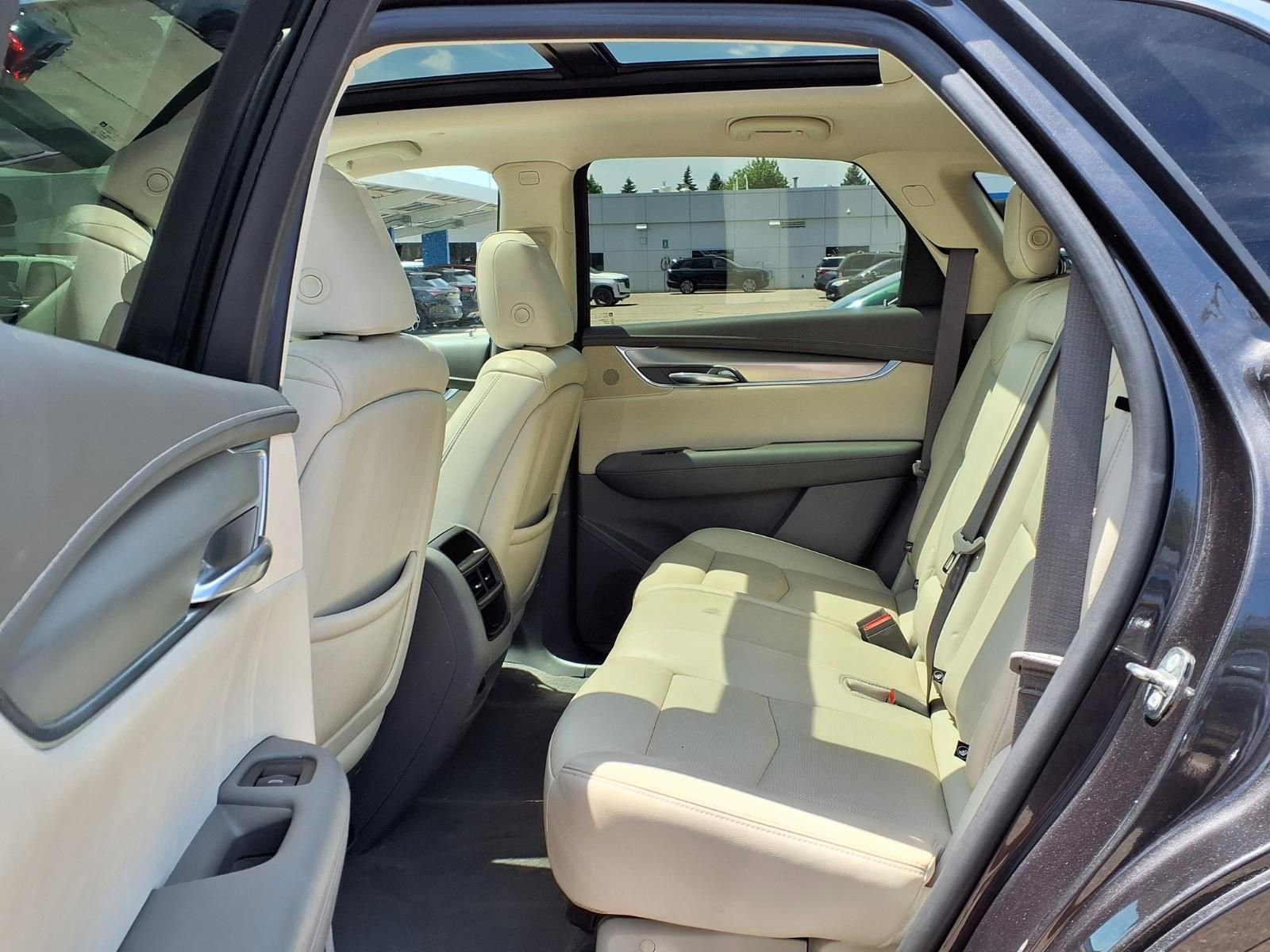 Used 2018 Cadillac XT5 Luxury w/ Driver Awareness Package AWD/4WD image 12