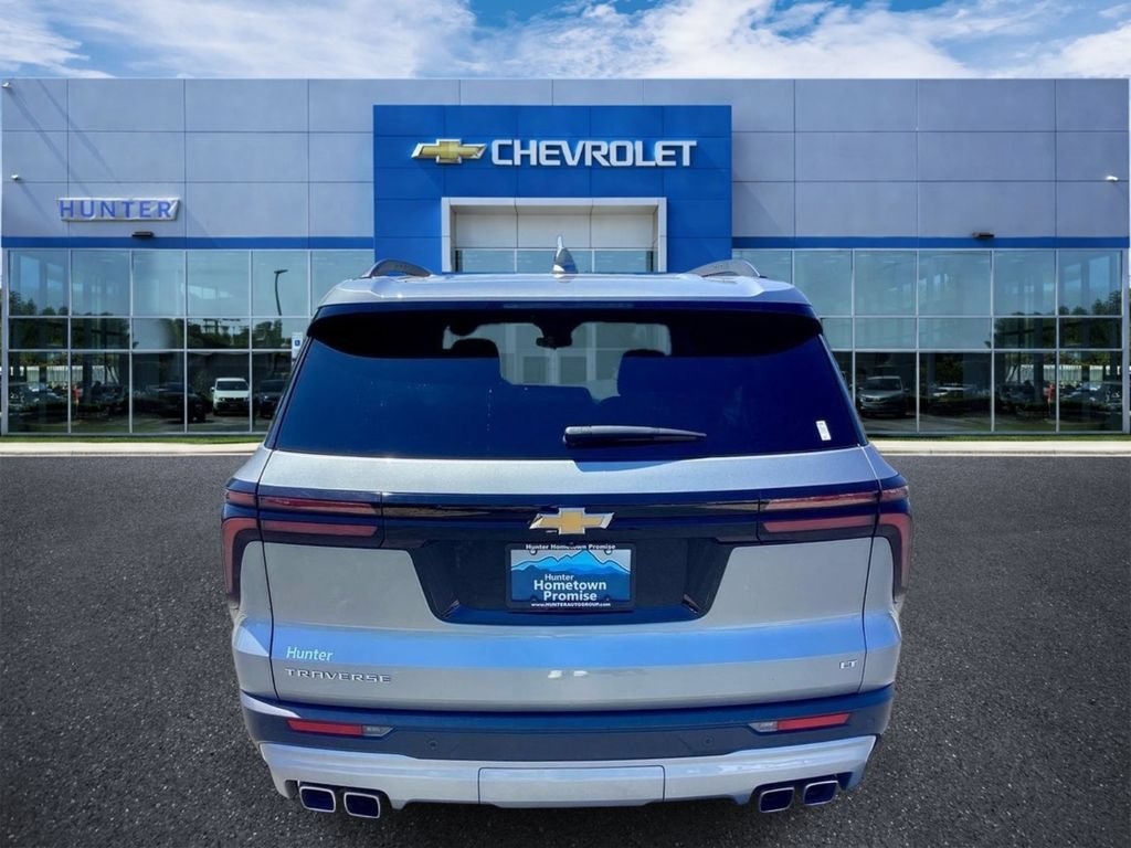 Used 2024 Chevrolet Traverse LT FWD image 2
