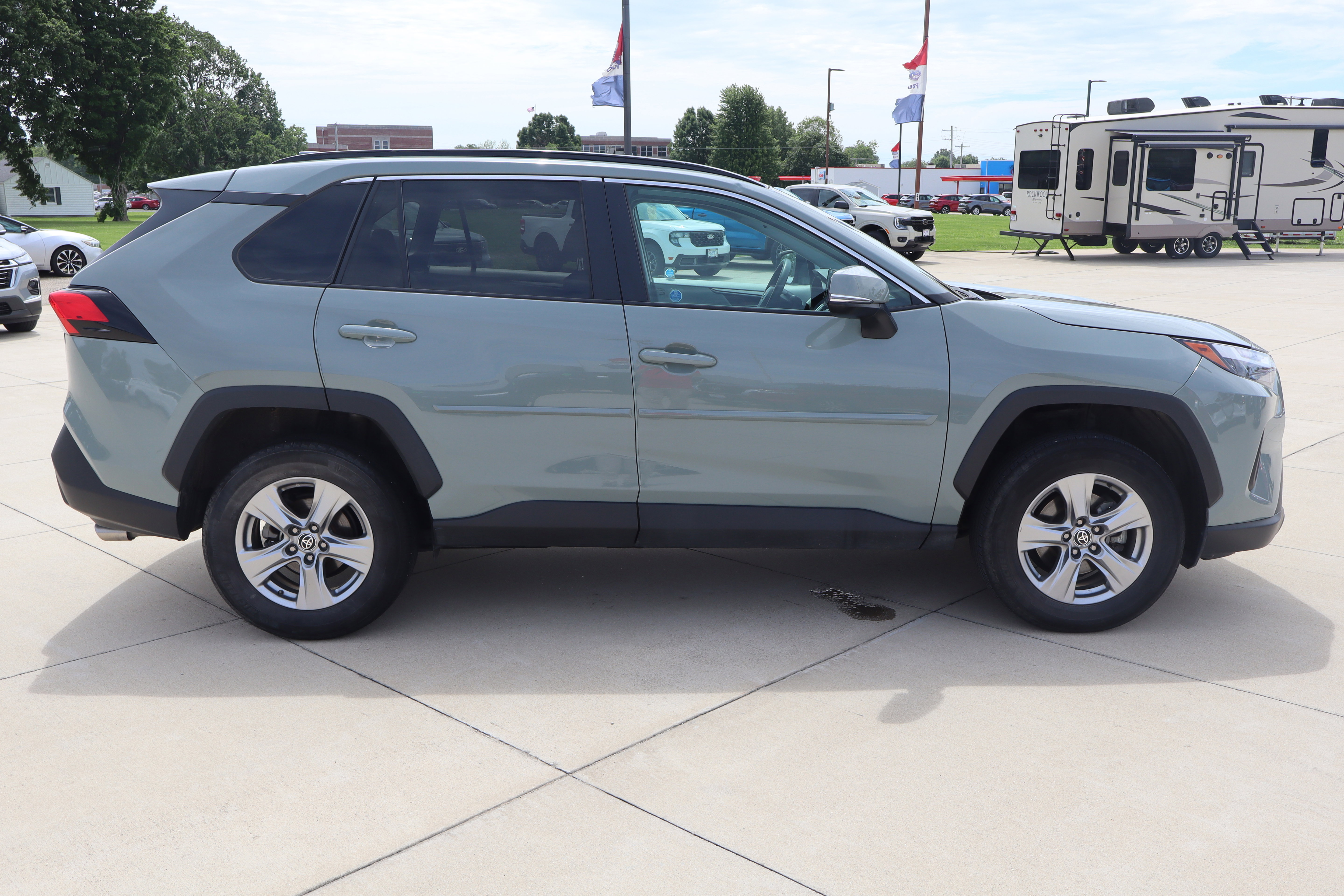 Used 2022 Toyota RAV4 XLE AWD/4WD image 5