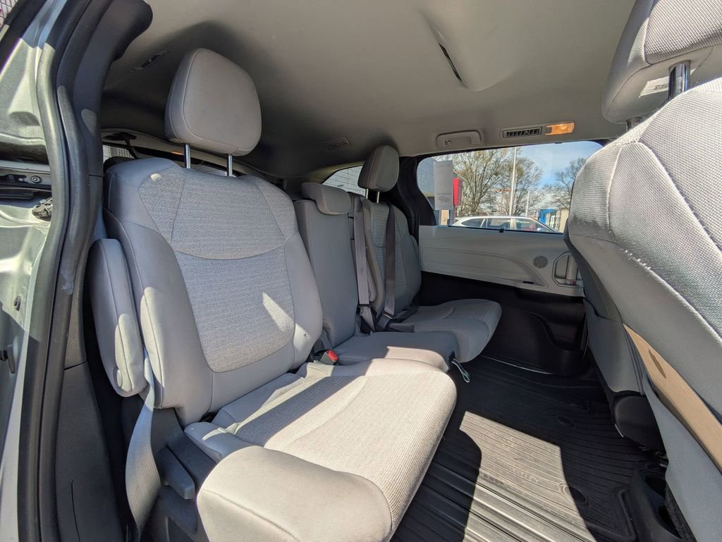 Used 2025 Toyota Sienna LE image 30