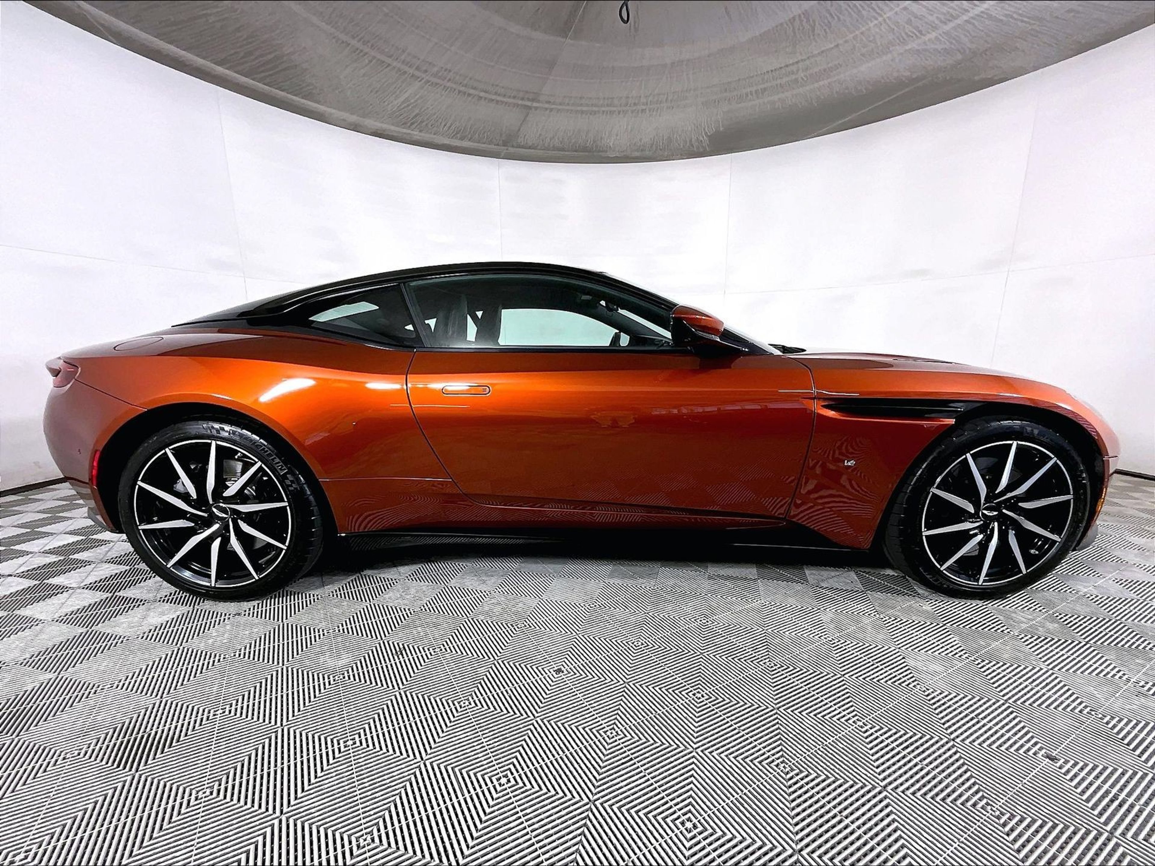 Used 2017 Aston Martin DB11 V12 RWD image 8