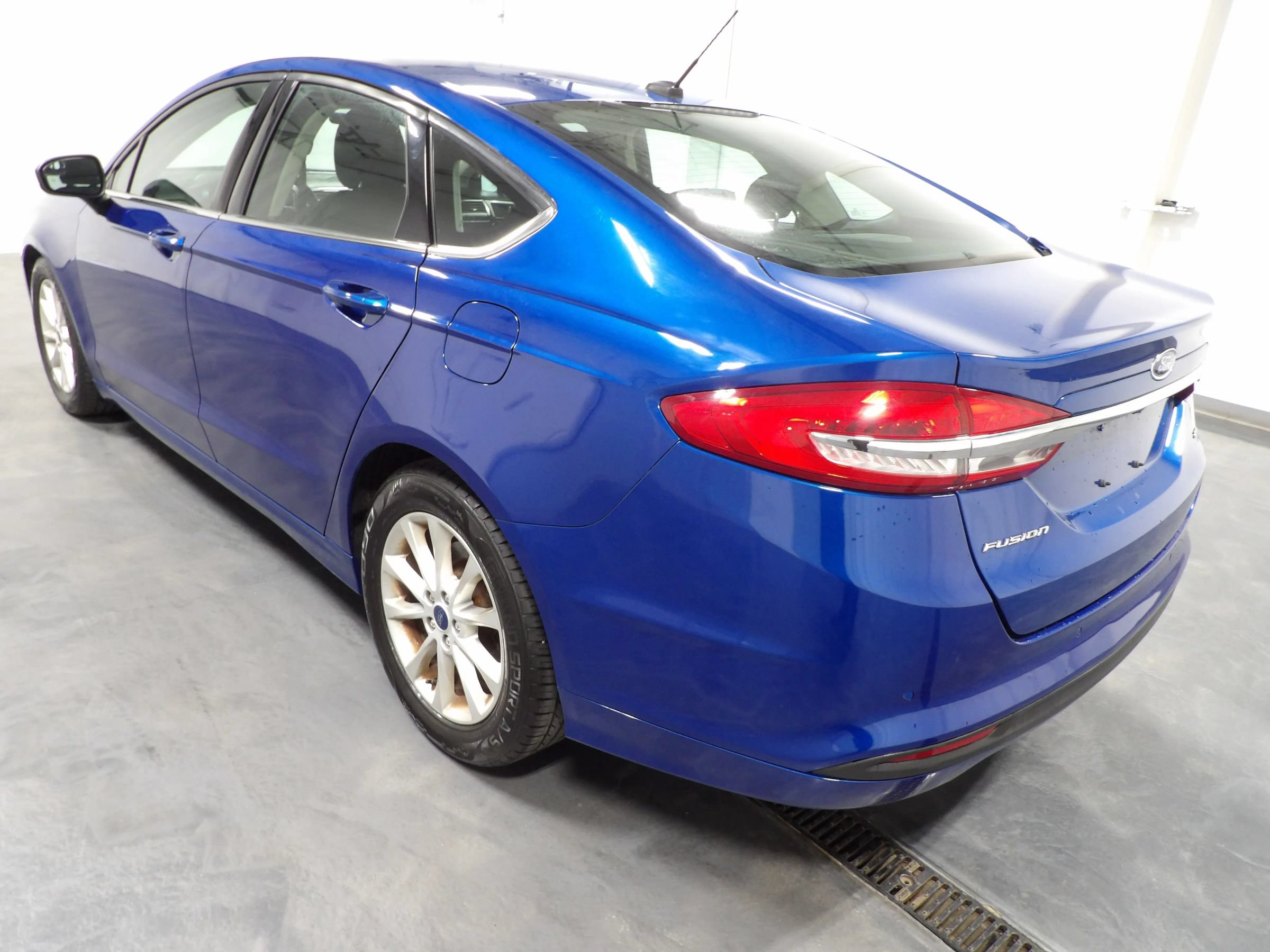 Used 2018 Ford Fusion SE w/ Fusion SE Technology Package FWD image 6