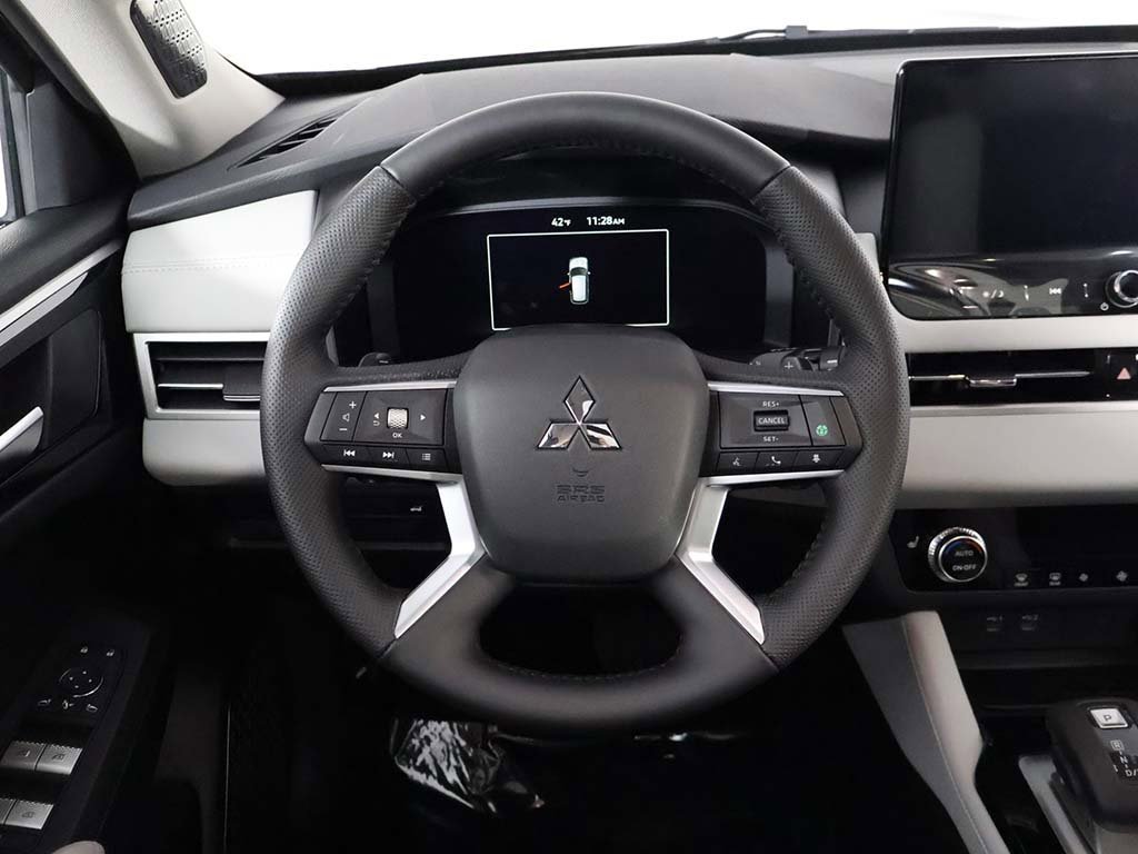 New 2025 Mitsubishi Outlander SE image 39