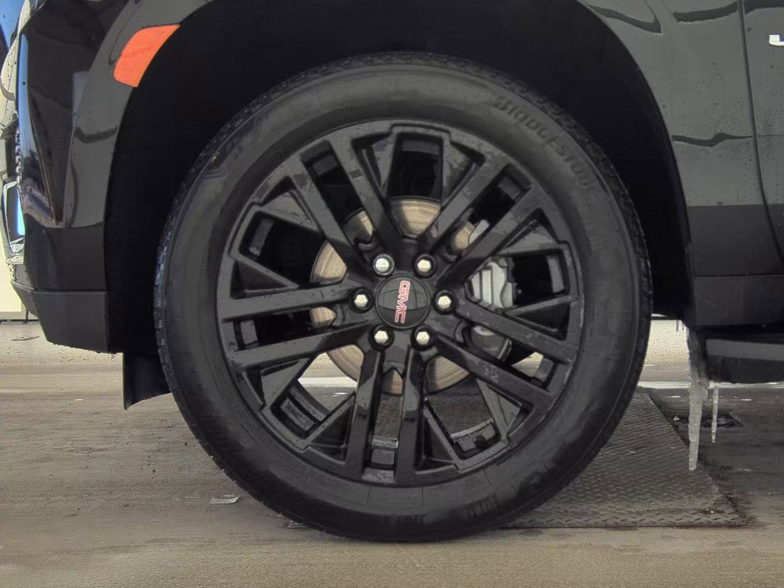 Used 2024 GMC Yukon SLT w/ SLT Luxury Package image 10