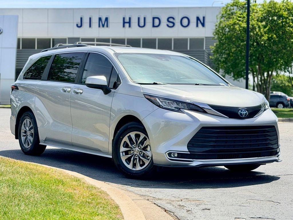 Used 2023 Toyota Sienna XLE image 2