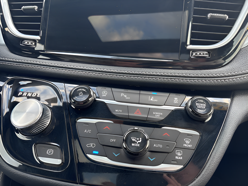 Used 2025 Chrysler Pacifica Limited FWD image 48
