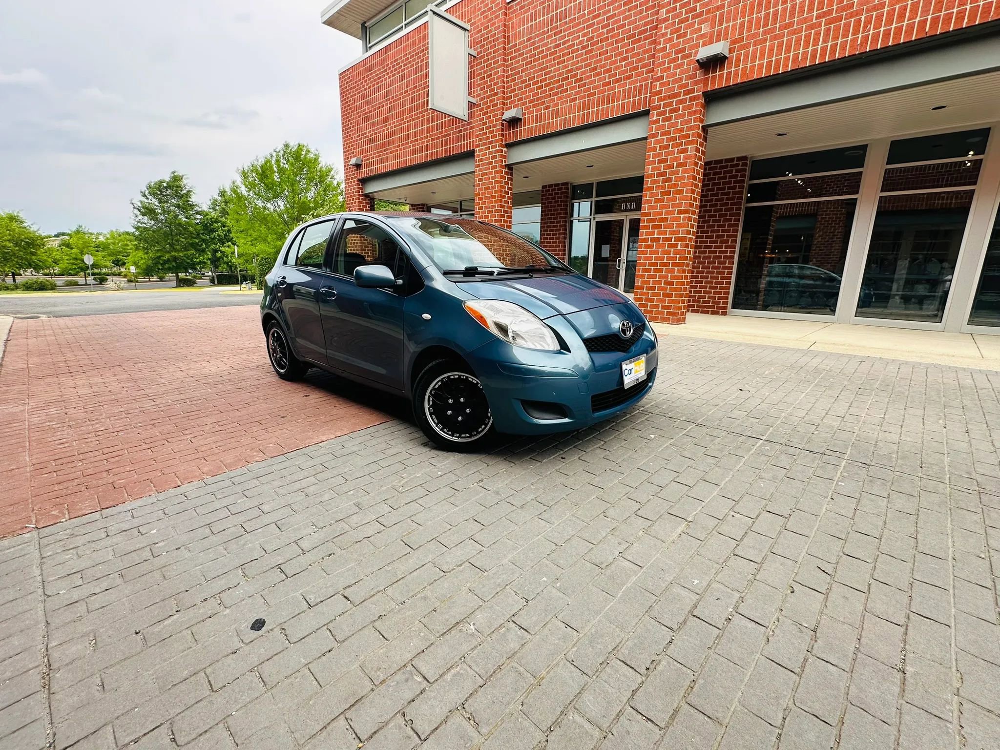 Used 2010 Toyota Yaris 4-Door Hatchback FWD image 1