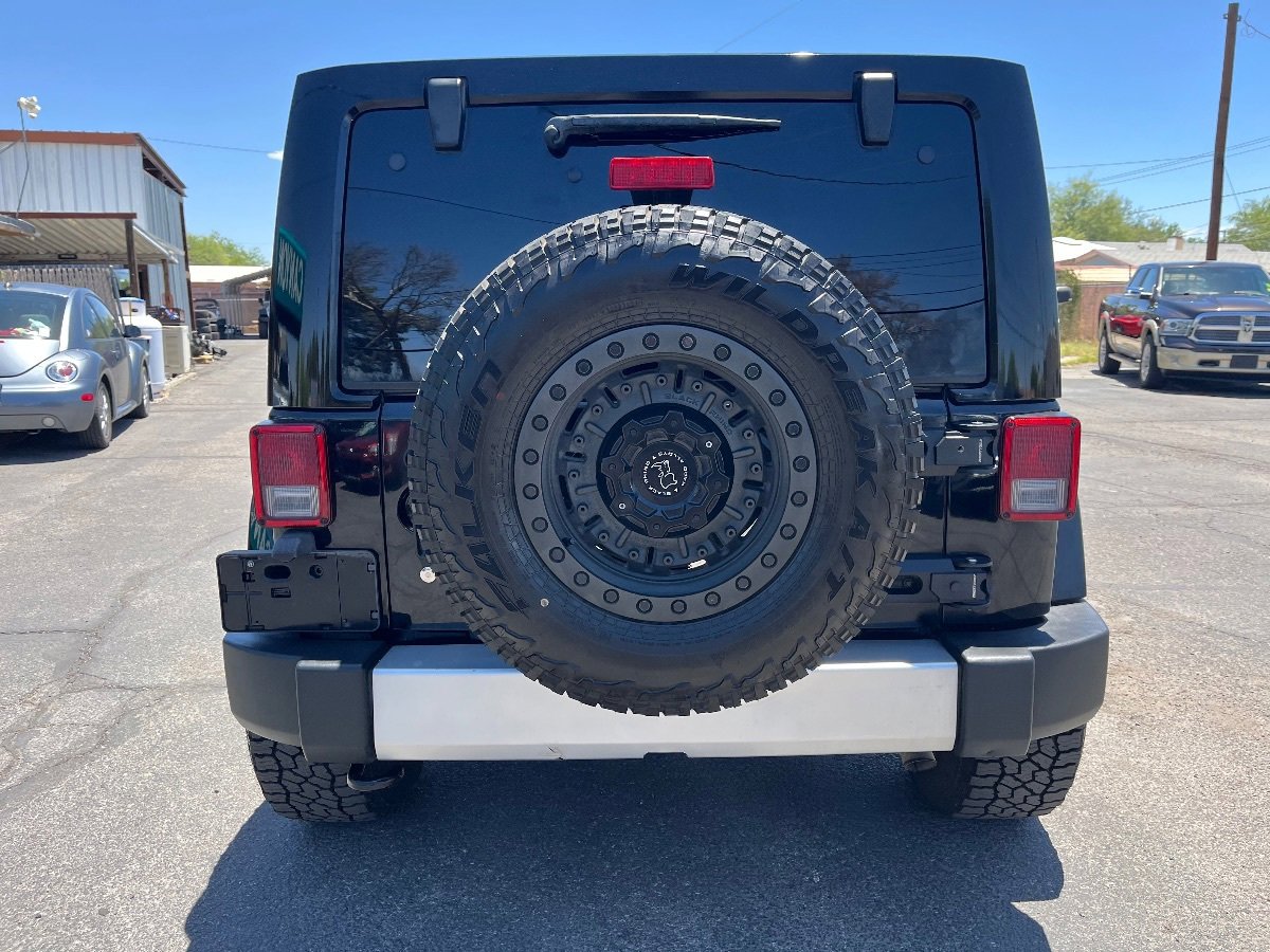 Used 2015 Jeep Wrangler Unlimited Sahara w/ Connectivity Group AWD/4WD image 6