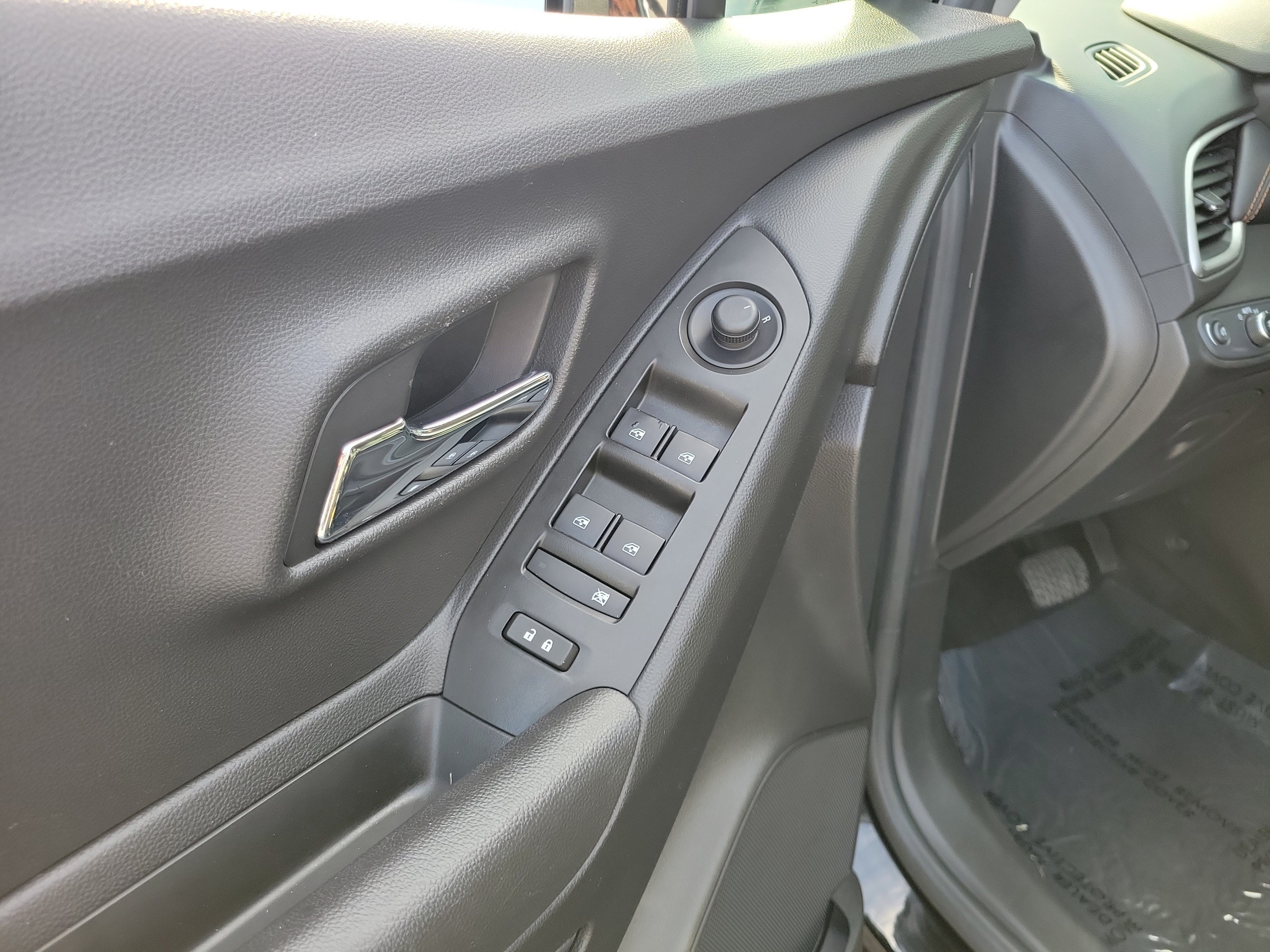 Used 2020 Chevrolet Trax LT w/ LT Convenience Package FWD image 18