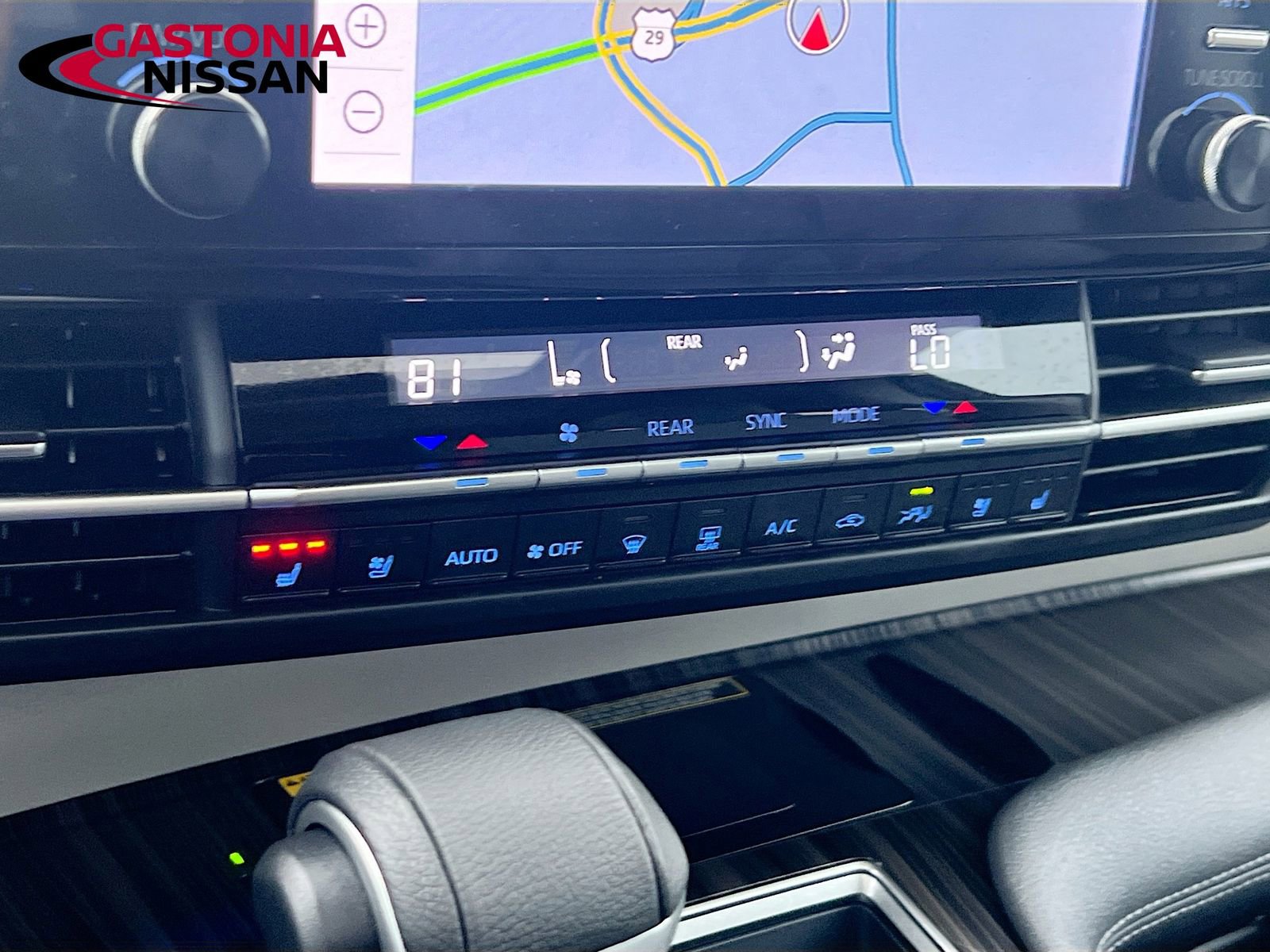 Used 2023 Toyota Sienna Limited image 21