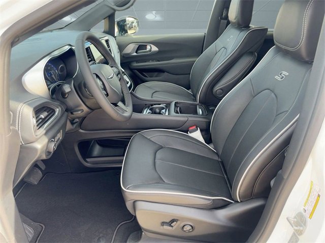 New 2026 Chrysler Pacifica Limited w/ Uconnect Theater Family Group image 5