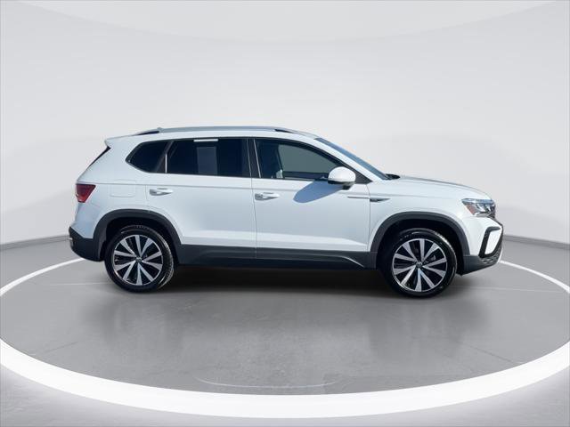 Certified 2022 Volkswagen Taos SE image 9