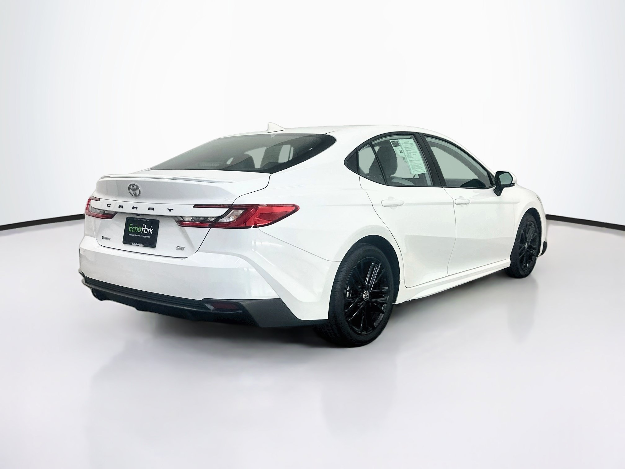 Used 2025 Toyota Camry SE FWD image 9