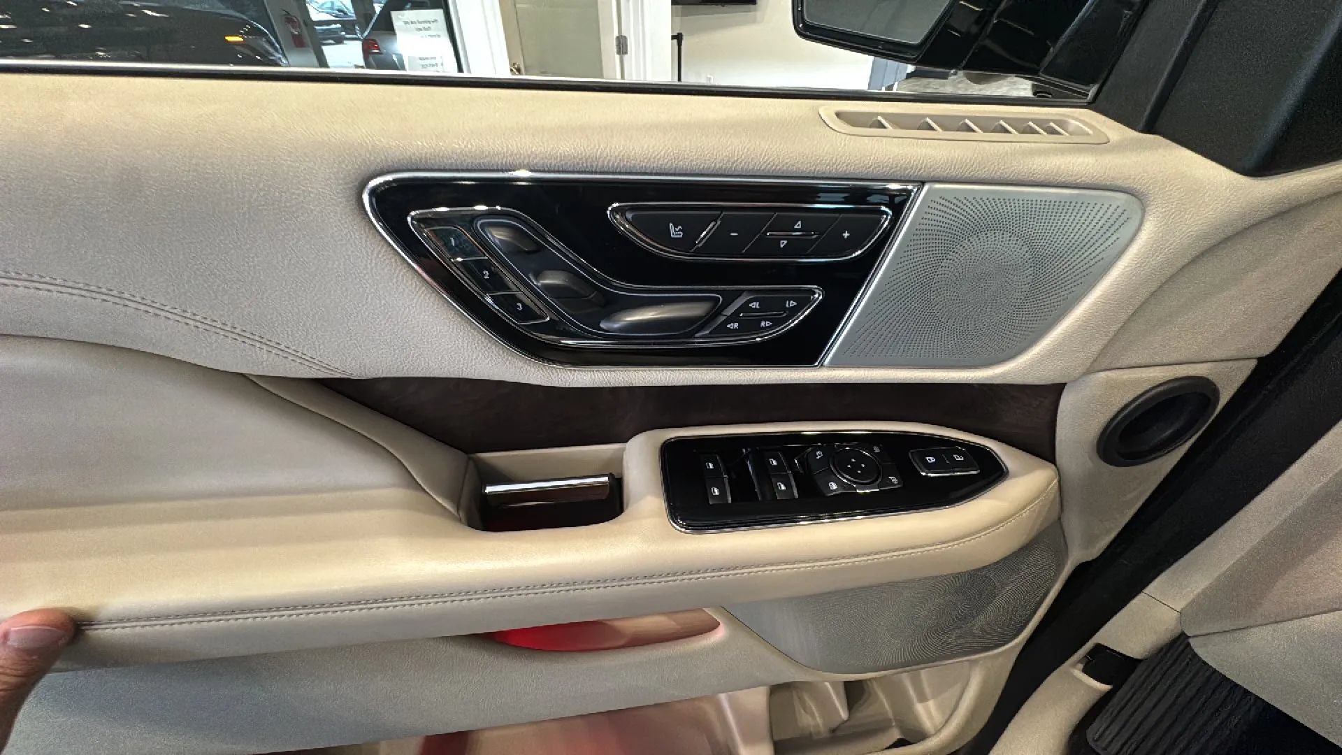 Used 2019 Lincoln Navigator L Reserve w/ Cargo Package AWD/4WD image 47