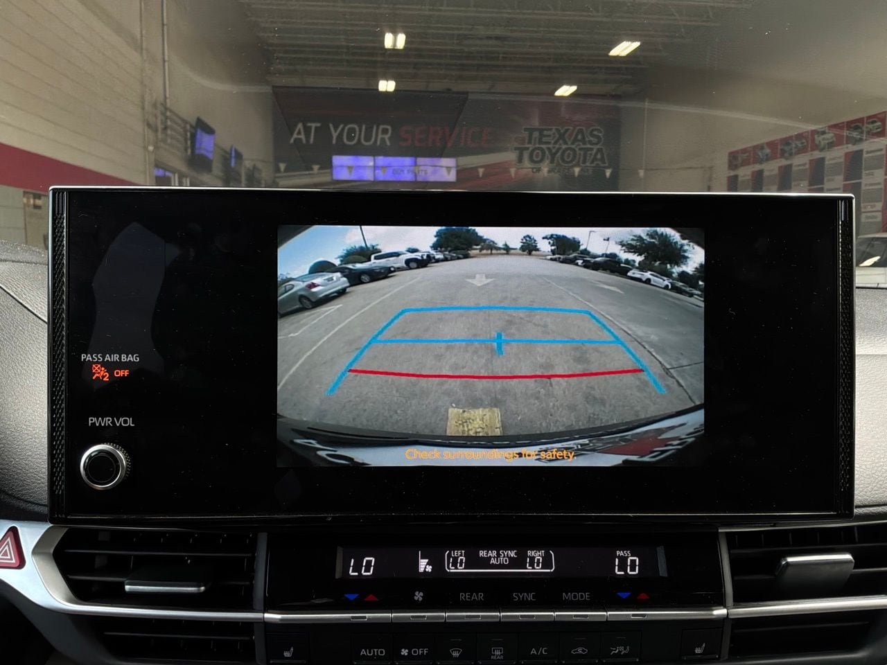 Used 2026 Toyota Sienna XLE FWD image 38