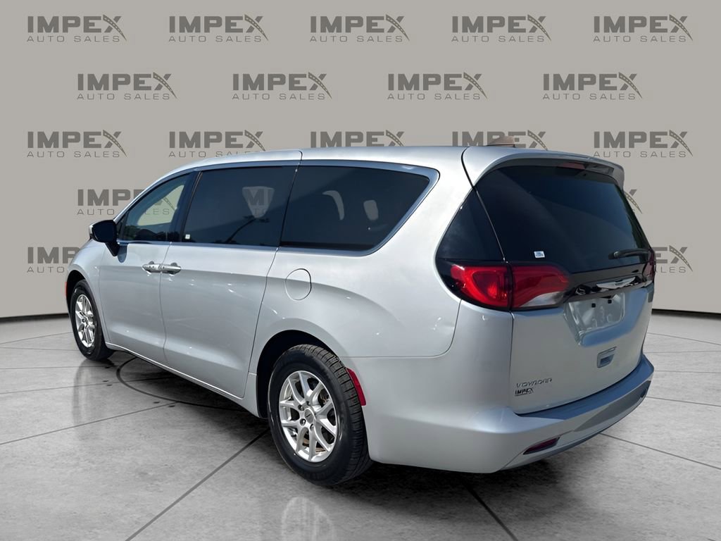 Used 2023 Chrysler Voyager LX FWD image 3