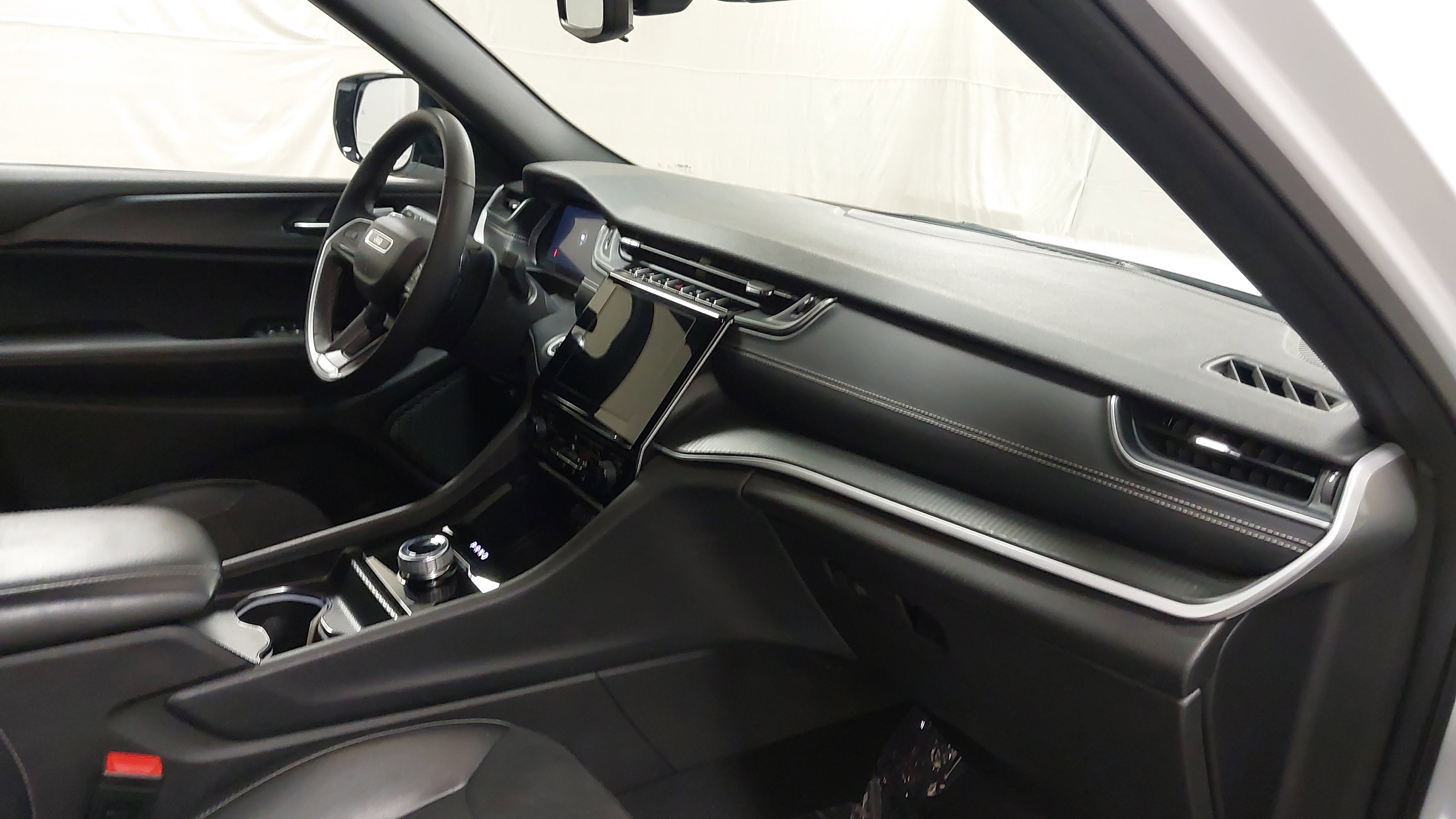 Used 2024 Jeep Grand Cherokee L Laredo image 29