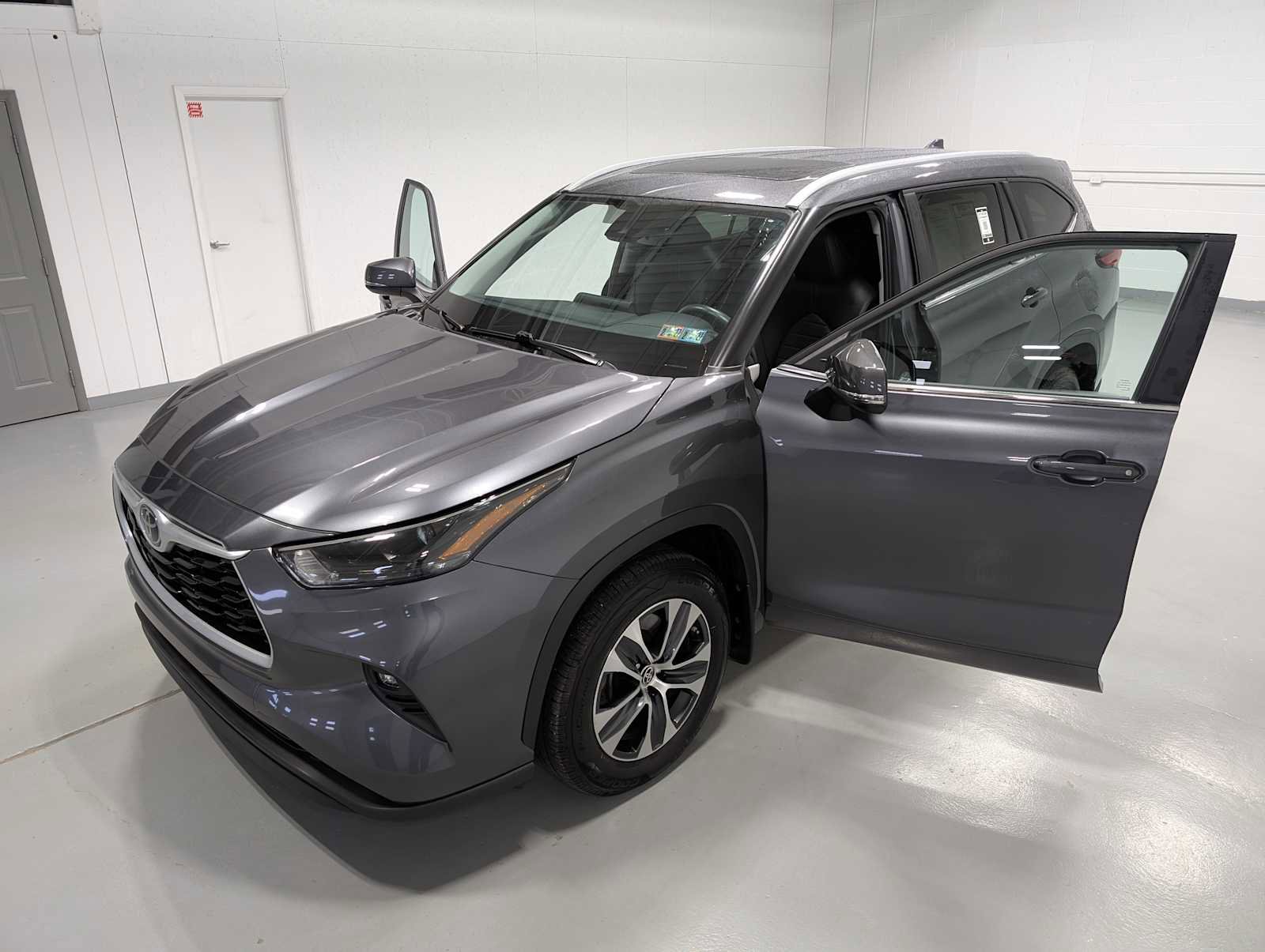 Used 2023 Toyota Highlander XLE image 16