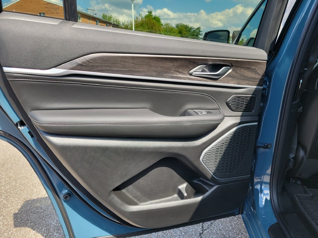 New 2026 Jeep Grand Cherokee L Limited AWD/4WD image 12